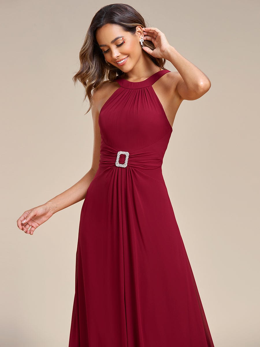 Elegant Halter Neck Pleated Chiffon Evening Gown with Waist Buckle Detail